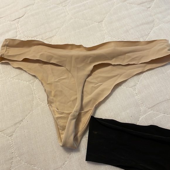 Set of 2 No Show Thongs Beige & Black from Pink & La Senza - Picture 4 of 6